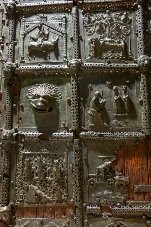 Décors en bronze de la porte de la basilique